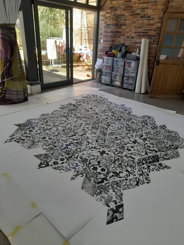 Création d'une grande tapisserie en linogravure par les élèves adultes de l'atelier du Pas Étroit d'après les motifs du palais Jacques d'Amboise, Cluny / Vue de l'atelier
