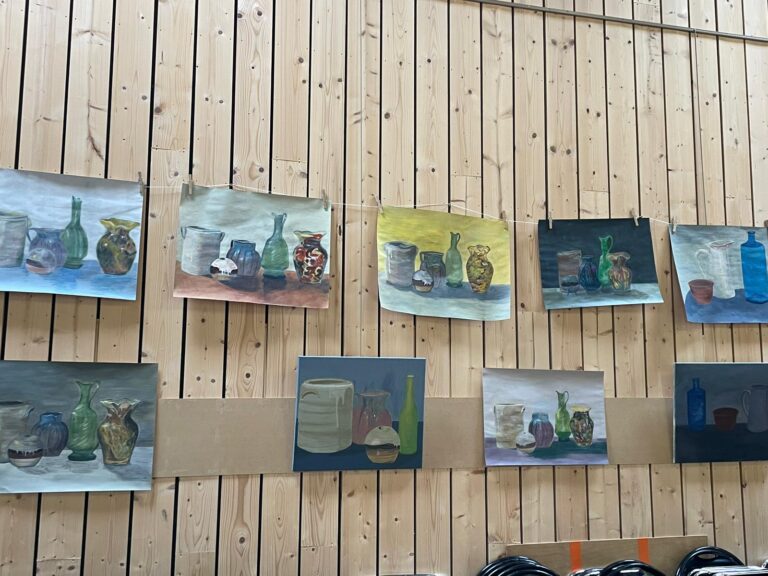 Exposition des élèves adultes de l'Atelier du Pas Étroit à la grange café de Jalogny, couleurs rompues et rabattues à la manière de Morandi, du 14 au 16 juin 2024 inclus