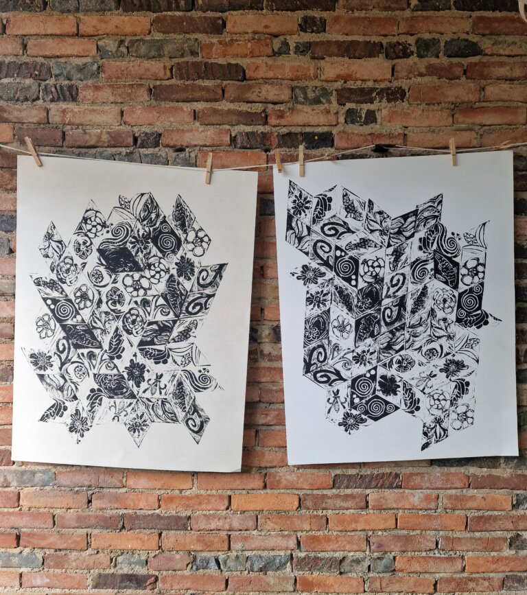 exposition des groupes adultes saison 2025-2026 à l'atelier / Création de deux compositions en linogravure par les élèves adultes de l'atelier du Pas Étroit d'après les motifs du palais Jacques d'Amboise, Cluny