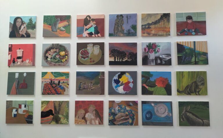 exposition des groupes adultes saison 2025-2026 à l'atelier /réalisation sur des petites toiles de format unique (24x30 cm) des peintures évoquant leur quotidien. 